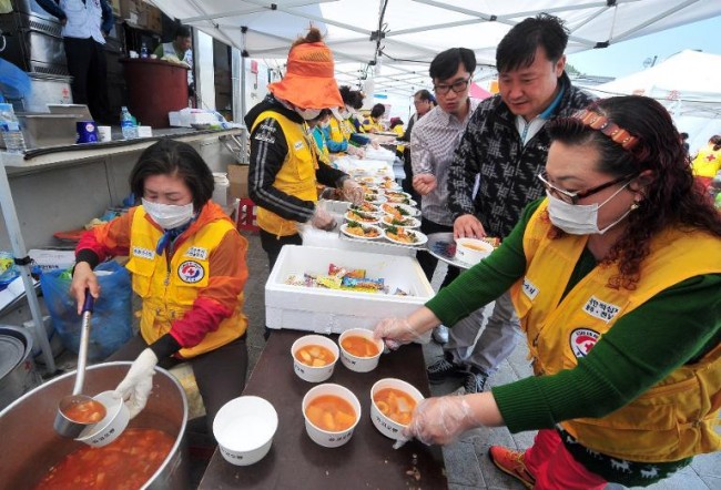 140421-korea-sewol-ferry-volunteers-jindo-01