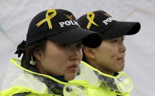 140427-korea-sewol-ferry-policwomen-jindo-01