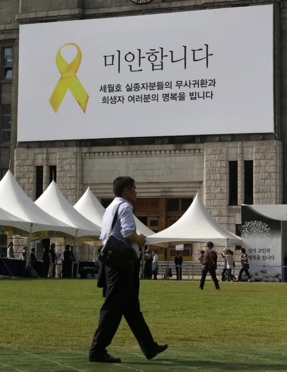 140516-seoul-city-hall-sorry-banner