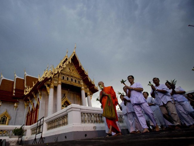 140520-thailand-bangkok-monks-02