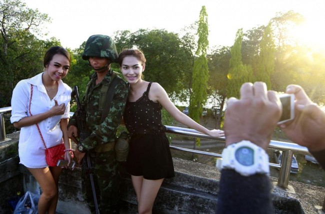 140520-thailand-bangkok-soldier-01