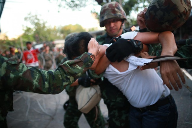 140524-thailiand-coup-anti-coup-01