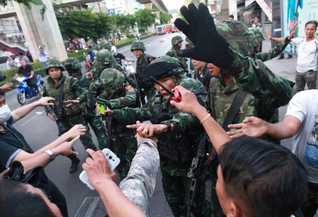 140524-thailiand-coup-anti-coup-05