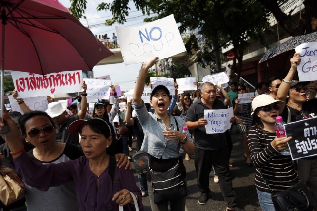 140524-thailiand-coup-anti-coup-12