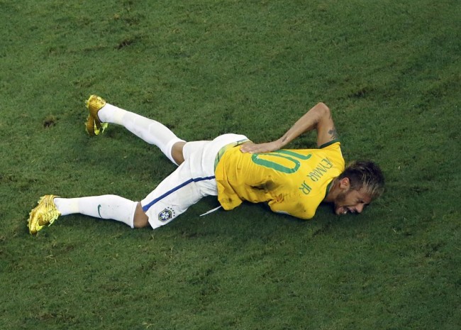 140704-world-cup-brazil-neymar-injury-02