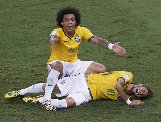 140704-world-cup-brazil-neymar-injury-03