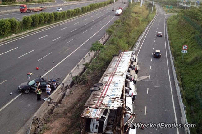 140720-truck-crash-in xiamon-china-05
