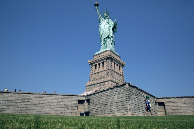 140723-google-trekker-statue-of-liberty-02