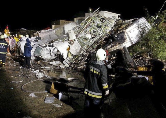 140724-taiwan-plane-crash-08