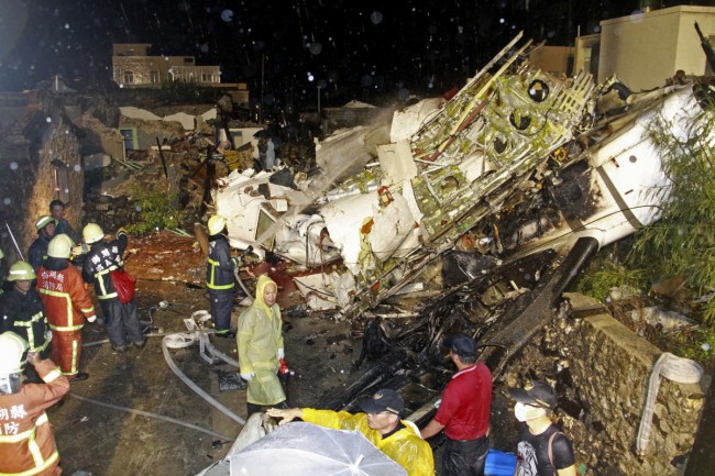 140724-taiwan-plane-crash-09