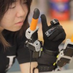 5 ngón tay người + 2 ngón tay robot