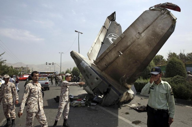 140810-iran-plane-crashed-02