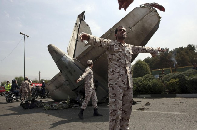 140810-iran-plane-crashed-05