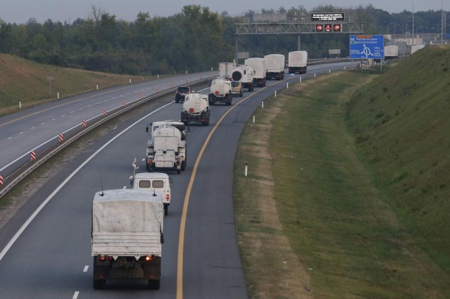 140812-russia-aid-trucks-prepare-ukraine-03-near-city-yelets
