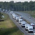Đoàn xe tải chở hàng cứu trợ Nga cho Ukraine trực chỉ cửa khẩu của quân ly khai