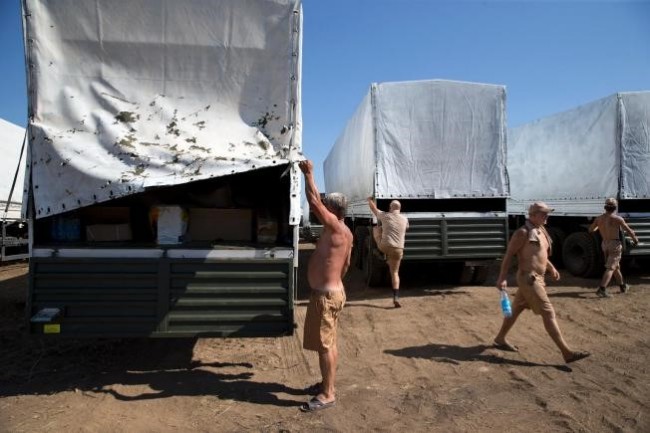 140815-russia-aid-trucks-prepare-ukraine-01