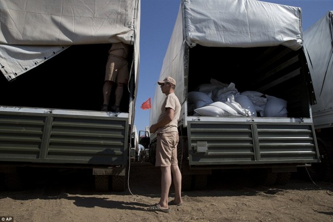 140815-russia-aid-trucks-prepare-ukraine-06