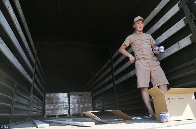 140815-russia-aid-trucks-prepare-ukraine-07