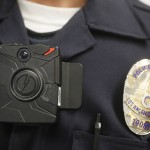 Người dân yêu cầu cảnh sát phải đeo… camera