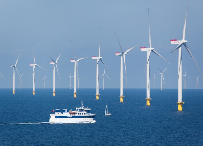 Offshore-Windkraftwerk Anholt im Kattegat / Anholt offshore wind power plant in the Kattegat