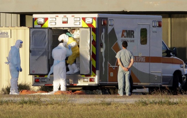 141016-ebola-us-ninapham-texas-02