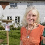 Bà cụ 72 tuổi tốn tiền sơn nhà để chống… Wi-Fi