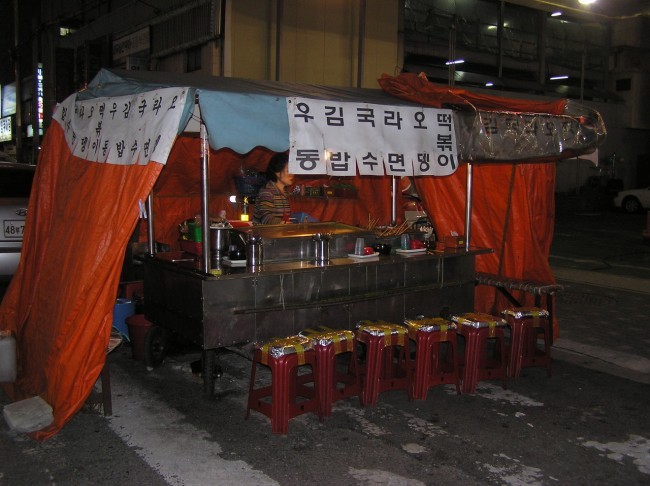 Một quán rượu trên vỉa hè ở Busan (Hàn Quốc) tháng 10-2007.