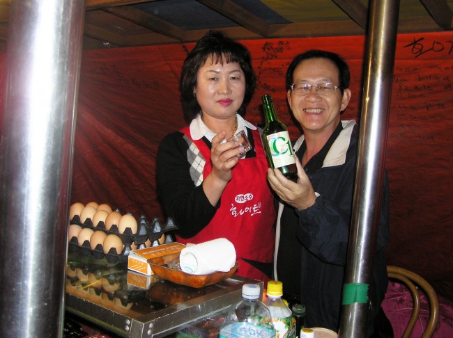 Trong một quán rượu trên vỉa hè ở Busan (Hàn Quốc) tháng 10-2007.