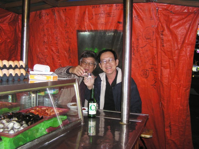 Với anh An Duyệt trong một quán rượu trên vỉa hè ở Busan (Hàn Quốc) tháng 10-2007.