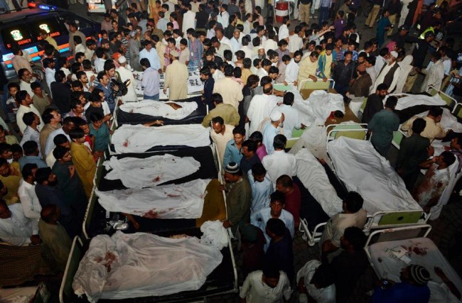 141102-pakistan-bodies-suicide-bomb-border-01