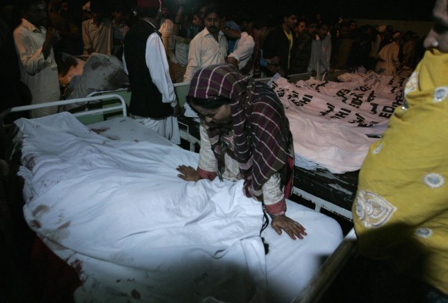 141102-pakistan-bodies-suicide-bomb-border-04