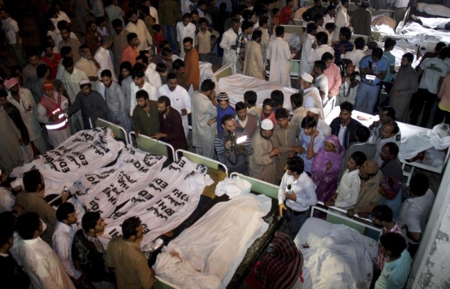 141102-pakistan-bodies-suicide-bomb-border-05