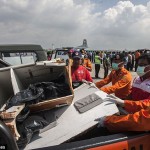 THẢM KỊCH CHUYẾN BAY QZ8501 LÂM NẠN: Ngày thứ 21, vẫn chưa thể trục vớt được phần thân máy bay