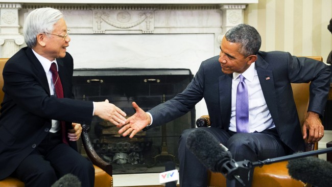 TOPSHOTS  US President Barack Obama and Vietnamese General Secretary Nguyen Phu Trong shake hands during a meeting in the Oval Office of the White House in Washington, DC, July 7, 2015.  President Barack Obama on Tuesday welcomed the leader of Vietnam's Communist Party to the White House for a rare Oval Office meeting, two decades after the one-time enemies normalized relations. The talks with Trong -- the first general secretary of the Vietnamese Communist Party to visit the United States and the White House -- come as Washington looks to build deeper trade, military and political ties with Hanoi. AFP PHOTO / SAUL LOEB