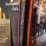 Uống cà phê, ngắm ngân hàng tại Mockingbird Café