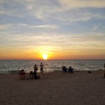 Ngó mặt trời lặn trên biển Naples Beach (Florida)