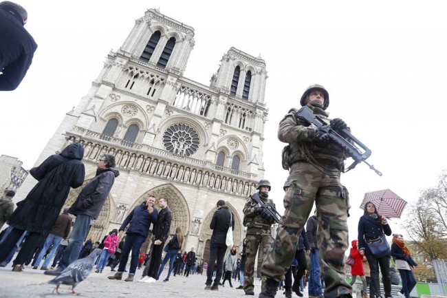French military patrol near the Notre Dame Cathedral the day after a series of deadly attacks in Paris, France, November 14, 2015. REUTERS/Yves Herman - RTS70CF