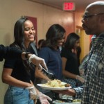 Gia đình Tổng thống Obama phục vụ bữa tối lễ Tạ ơn cho người homeless và cựu bình