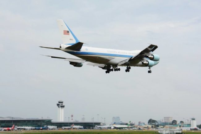 160524-obama-saigon-air-force-one-01