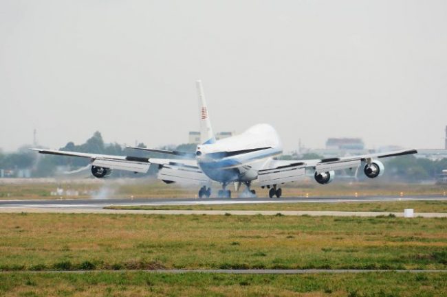 160524-obama-saigon-air-force-one-02