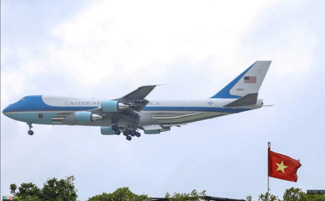 160524-obama-saigon-air-force-one-03