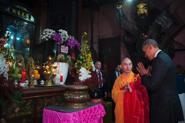 US President Barack Obama (R) pays his respects with Abbot of the Jade Emperor Pagoda Thich Minh Thong during a visit to the Jade Pagoda in Ho Chi Minh City on May 24, 2016. US President Barack Obama told communist Vietnam on May 24 that basic human rights would not jeopardise its stability, in an impassioned appeal for the one-party state to abandon authoritarianism. / AFP PHOTO / JIM WATSON