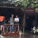Tổng thống Hoa Kỳ đụt mưa trong quán trà đá ven đường tại một ngôi làng Việt Nam
