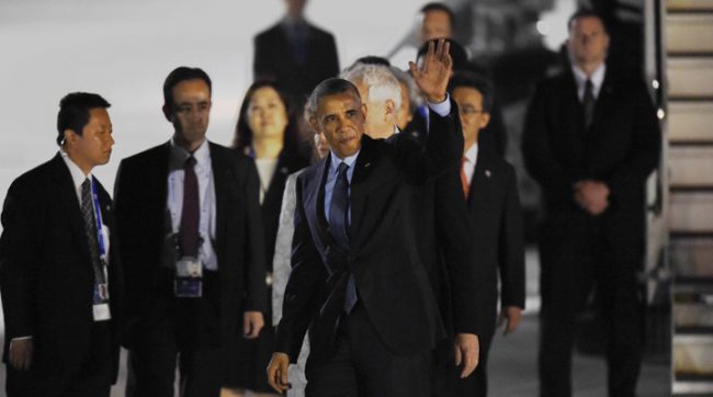 US President Barack Obama waves upon arriving at Chubu Centrair International Airport at Tokoname, Aichi prefecture, outside Nagoya on May 25, 2016 ahead of the 2016 G7 Summit. / AFP PHOTO / MANAN VATSYAYANA
