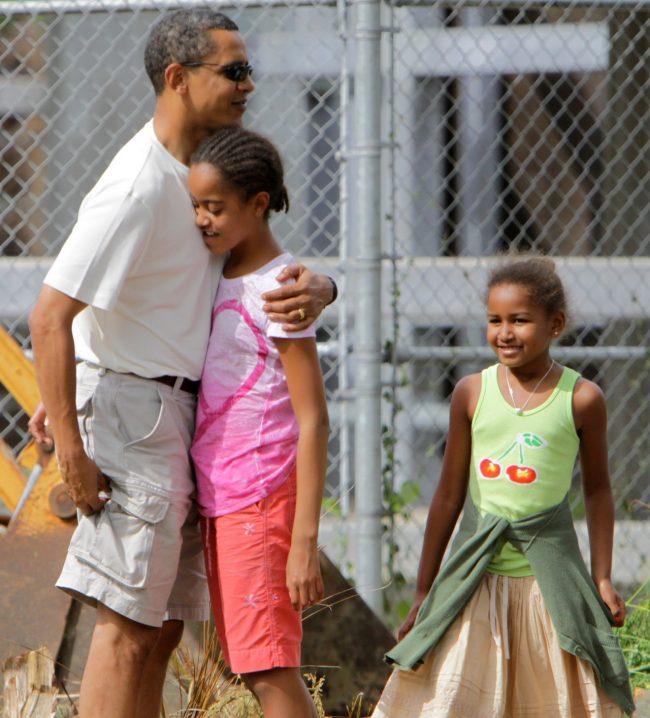 HONOLULU, HI - DECEMBER 30:  (AFP-OUT) U.S. President-elect Barack Obama embraces his older daughter Malia as younger daughter Sasha looks on before entering the Honolulu Zoo December 30, 2008 in Honolulu, Hawaii. Obama and his family have been in his native Hawaii since December 20 for the Christmas holiday. (Photo by Kent Nishimura-Pool/Getty Images)