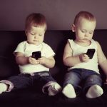 Có nên cho trẻ em tiếp cận quá sớm với thiết bị công nghệ?
