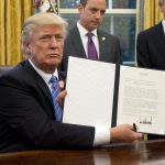 Tổng thống Trump thích khoe chữ ký