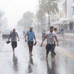 Miami bắt đầu nếm mùi bão Irma và ban bố lệnh giới nghiêm để chống trộm cắp