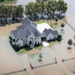 Xứ cao bồi Texas chìm trong nước lụt sau siêu bão Harvey