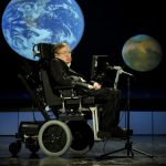 Thiên tài Stephen Hawking đã đi vào vũ trụ
